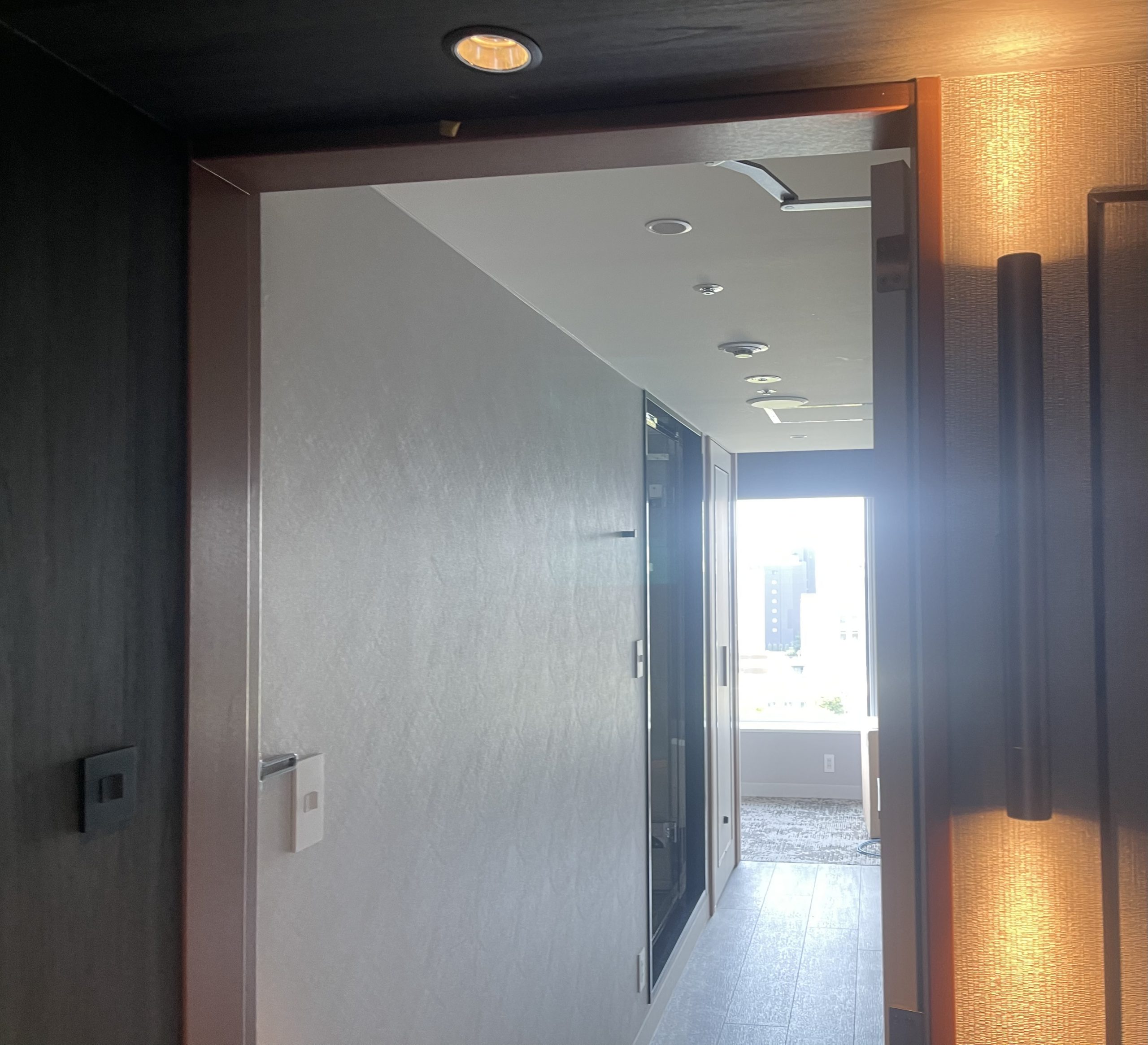 【名古屋市】某ホテル内 各階室内入口照明取付工事